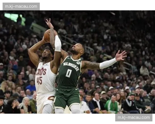 骑士主场2分惜败雄鹿 米切尔关键球失手葬送好局 骑士主场2分惜败雄鹿 米切尔关键球失手葬送好局