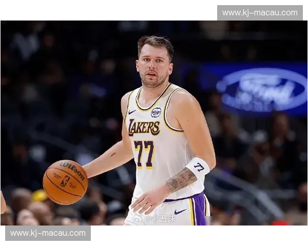 湖人牛角落位灵活应用 詹姆斯东契奇手递手后无球挡拆创造空间